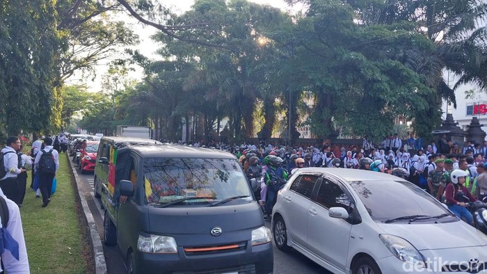 Kemacetan imbas bubaran ospek Universitas Brawijaya Malang.