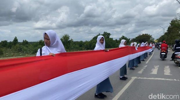 Pelajar SMA se-Sulawesi Tenggara (Sultra) membentangkan bendera merah putih sepanjang 17 kilometer.