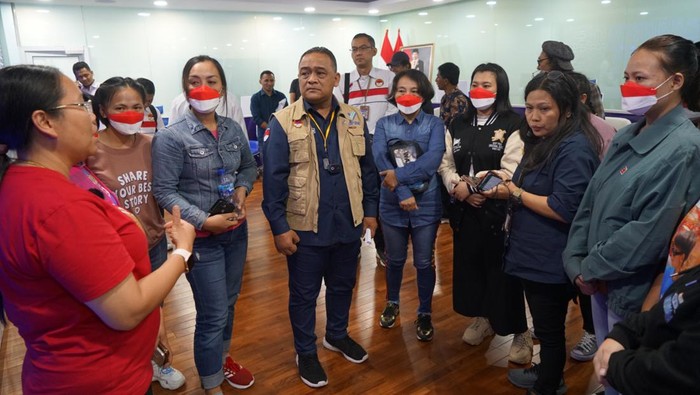 Kepala BP2MI bersama para calon TKI ilegal yang dicegah pergi ke luar negeri (Dok. BP2MI)