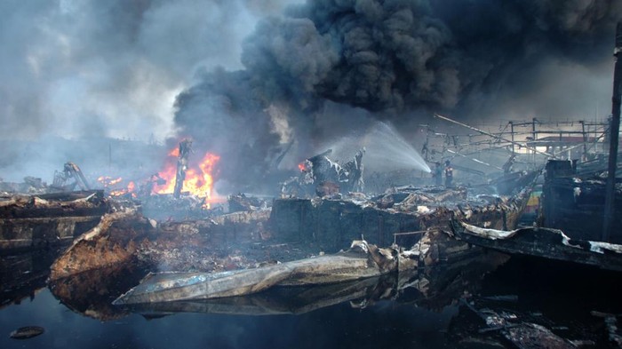 Petugas berusaha memadamkan api yang membakar kapal nelayan di Pelabuhan Jongor, Tegal, Jawa Tengah, Selasa (15/8/2023). Polairud Polda Jawa Tengah memperkirakan kerugian kebakaran 52 kapal nelayan berkisar Rp150 miliar dan hingga saat ini api masih belum padam dan asap hitam tebal menyelimuti kawasan itu. ANTARA FOTO/Oky Lukmansyah/nym.