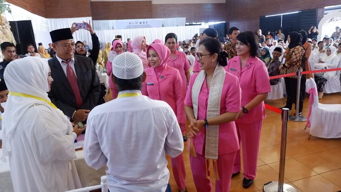 Ketua Umum Bhayangkari Juliati Sigit Prabowo menghadiri kegiatan nikah massal yang menjadi program Bhayangkari Peduli, dalam momen HKGB ke-71.