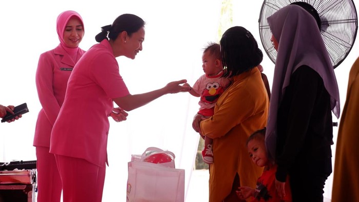 Ketua Umum Bhayangkari Juliati Sigit Prabowo meninjau pelayanan Posko Presisi Stunting di Kalbar, untuk memastikan pelayanan yang diterima masyarakat maksimal.