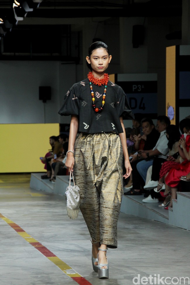 Desainer Didi Budiardjo menampilkan koleksi busana dari kain tenun Wajo dari Sulawesi Selatan, di Jakarta Fashion & Food Festival 2023, Summarecon Mall Kelapa Gading, Jakarta. Foto: Mohammad Abduh/detikcom.
