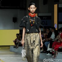 Desainer Didi Budiardjo menampilkan koleksi busana dari kain tenun Wajo dari Sulawesi Selatan, di Jakarta Fashion & Food Festival 2023, Summarecon Mall Kelapa Gading, Jakarta. Foto: Mohammad Abduh/detikcom.