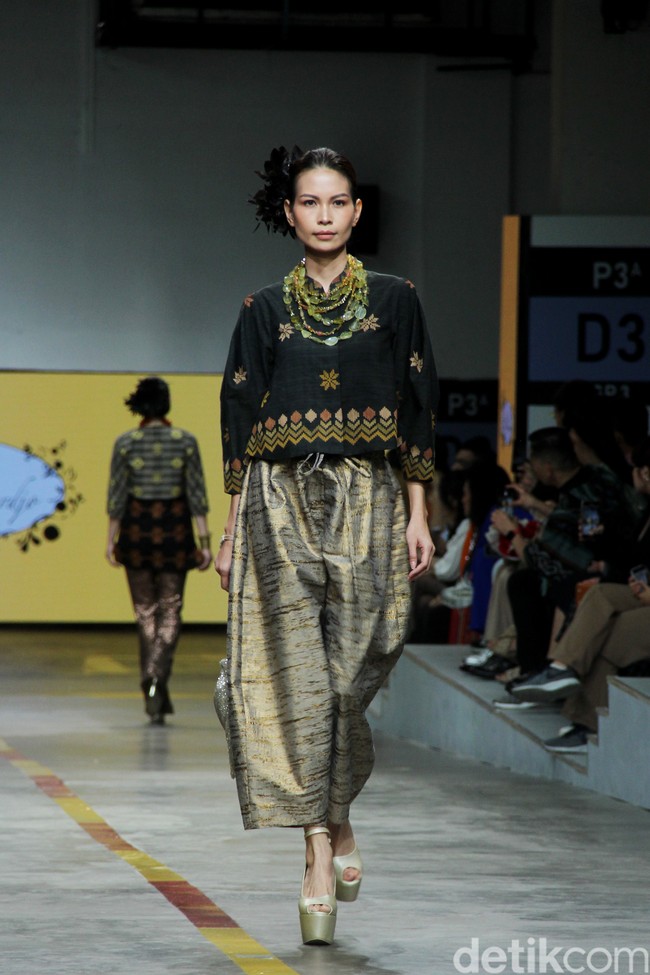 Desainer Didi Budiardjo menampilkan koleksi busana dari kain tenun Wajo dari Sulawesi Selatan, di Jakarta Fashion & Food Festival 2023, Summarecon Mall Kelapa Gading, Jakarta. Foto: Mohammad Abduh/detikcom.