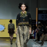 Desainer Didi Budiardjo menampilkan koleksi busana dari kain tenun Wajo dari Sulawesi Selatan, di Jakarta Fashion & Food Festival 2023, Summarecon Mall Kelapa Gading, Jakarta. Foto: Mohammad Abduh/detikcom.