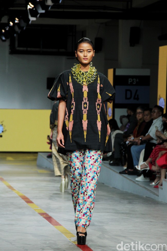 Desainer Didi Budiardjo menampilkan koleksi busana dari kain tenun Wajo dari Sulawesi Selatan, di Jakarta Fashion & Food Festival 2023, Summarecon Mall Kelapa Gading, Jakarta. Foto: Mohammad Abduh/detikcom.