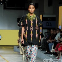 Desainer Didi Budiardjo menampilkan koleksi busana dari kain tenun Wajo dari Sulawesi Selatan, di Jakarta Fashion & Food Festival 2023, Summarecon Mall Kelapa Gading, Jakarta. Foto: Mohammad Abduh/detikcom.