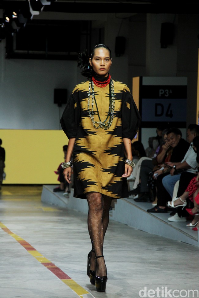 Desainer Didi Budiardjo menampilkan koleksi busana dari kain tenun Wajo dari Sulawesi Selatan, di Jakarta Fashion & Food Festival 2023, Summarecon Mall Kelapa Gading, Jakarta. Foto: Mohammad Abduh/detikcom.