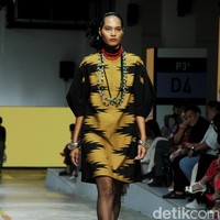 Desainer Didi Budiardjo menampilkan koleksi busana dari kain tenun Wajo dari Sulawesi Selatan, di Jakarta Fashion & Food Festival 2023, Summarecon Mall Kelapa Gading, Jakarta. Foto: Mohammad Abduh/detikcom.