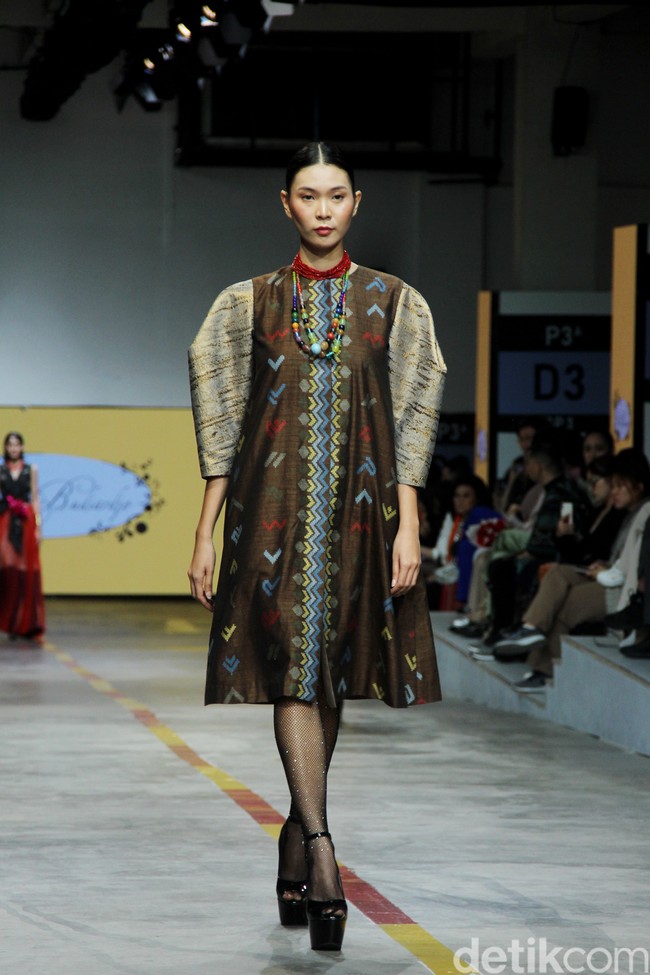 Desainer Didi Budiardjo menampilkan koleksi busana dari kain tenun Wajo dari Sulawesi Selatan, di Jakarta Fashion & Food Festival 2023, Summarecon Mall Kelapa Gading, Jakarta. Foto: Mohammad Abduh/detikcom.