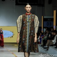 Desainer Didi Budiardjo menampilkan koleksi busana dari kain tenun Wajo dari Sulawesi Selatan, di Jakarta Fashion & Food Festival 2023, Summarecon Mall Kelapa Gading, Jakarta. Foto: Mohammad Abduh/detikcom.