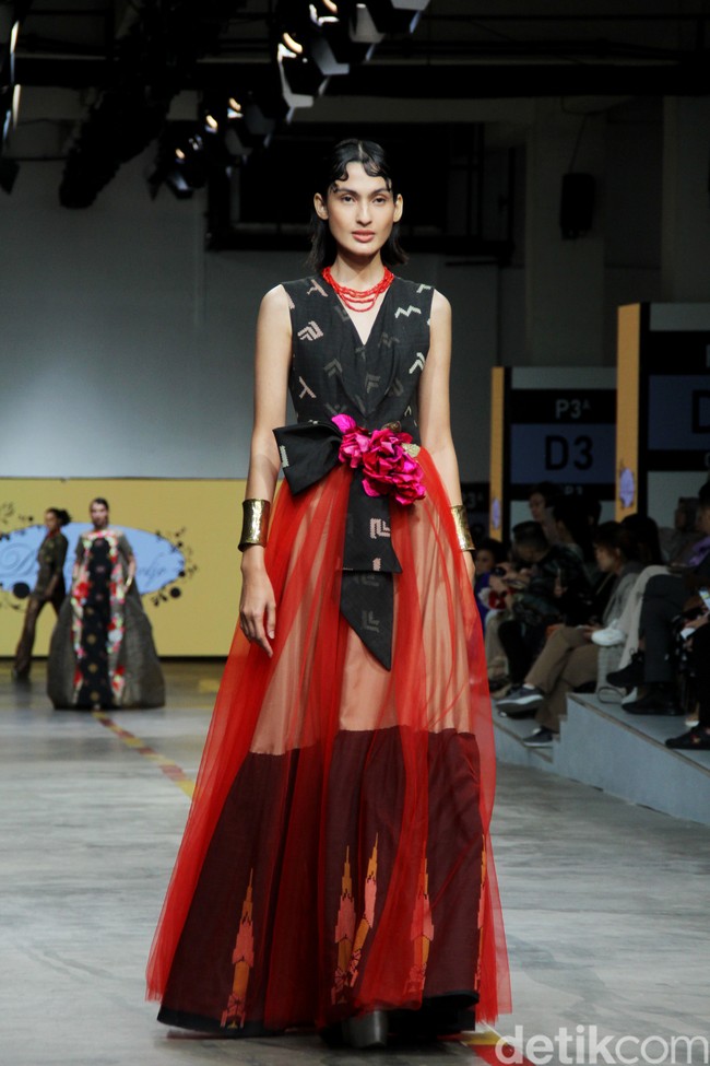 Desainer Didi Budiardjo menampilkan koleksi busana dari kain tenun Wajo dari Sulawesi Selatan, di Jakarta Fashion & Food Festival 2023, Summarecon Mall Kelapa Gading, Jakarta. Foto: Mohammad Abduh/detikcom.