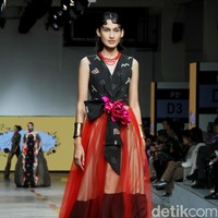 Desainer Didi Budiardjo menampilkan koleksi busana dari kain tenun Wajo dari Sulawesi Selatan, di Jakarta Fashion & Food Festival 2023, Summarecon Mall Kelapa Gading, Jakarta. Foto: Mohammad Abduh/detikcom.