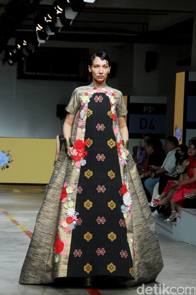 Desainer Didi Budiardjo menampilkan koleksi busana dari kain tenun Wajo dari Sulawesi Selatan, di Jakarta Fashion & Food Festival 2023, Summarecon Mall Kelapa Gading, Jakarta. Foto: Mohammad Abduh/detikcom.
