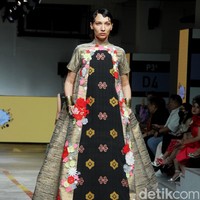 Desainer Didi Budiardjo menampilkan koleksi busana dari kain tenun Wajo dari Sulawesi Selatan, di Jakarta Fashion & Food Festival 2023, Summarecon Mall Kelapa Gading, Jakarta. Foto: Mohammad Abduh/detikcom.