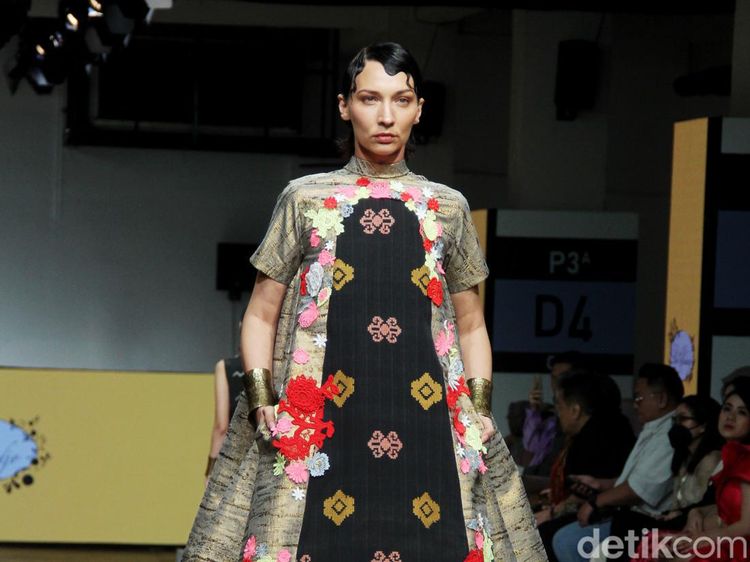8 Foto Keindahan Busana dari Tenun Wajo Sulawesi Karya Didi Budiardjo