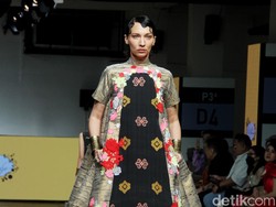 8 Foto Keindahan Busana dari Tenun Wajo Sulawesi Karya Didi Budiardjo