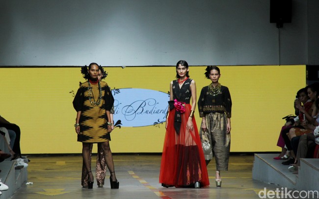 Desainer Didi Budiardjo menampilkan koleksi busana dari kain tenun Wajo dari Sulawesi Selatan, di Jakarta Fashion & Food Festival 2023, Summarecon Mall Kelapa Gading, Jakarta. Foto: Mohammad Abduh/detikcom.