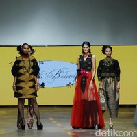 Desainer Didi Budiardjo menampilkan koleksi busana dari kain tenun Wajo dari Sulawesi Selatan, di Jakarta Fashion & Food Festival 2023, Summarecon Mall Kelapa Gading, Jakarta. Foto: Mohammad Abduh/detikcom.