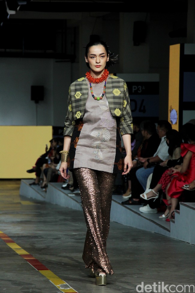 Desainer Didi Budiardjo menampilkan koleksi busana dari kain tenun Wajo dari Sulawesi Selatan, di Jakarta Fashion & Food Festival 2023, Summarecon Mall Kelapa Gading, Jakarta. Foto: Mohammad Abduh/detikcom.