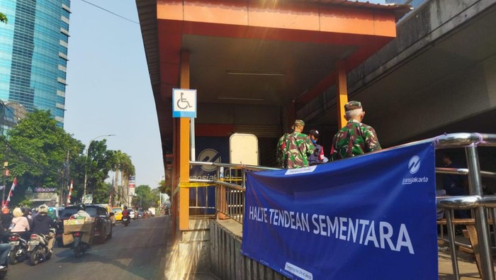 Kondisi halte TransJ Tendean sementara usai kebakaran