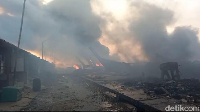 Kondisi terkini kebakaran puluhan kapal di Pelabuhan Jongor, Kota Tegal, Selasa (15/8/2023) pagi.