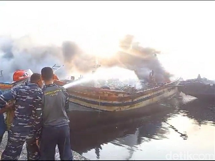 Kondisi terkini kebakaran puluhan kapal di Pelabuhan Jongor, Kota Tegal, Selasa (15/8/2023) pagi.