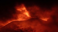 Gunung Etna adalah gunung berapi aktif di pesisir timur Sisilia, dekat Messina dan Catania, Italia. 