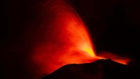 Ketika Gunung Etna meletus akan memberikan pemandangan yang indah karena seperti kembang api raksasa. Gunung ini memiliki ketinggian sekitar 3.320 Mdpl. 