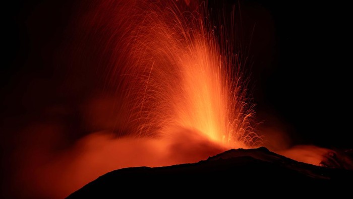 Letusan Gunung Etna Terangi Malam di Italia Mount Etna, Europe's most active volcano, lights up the night sky with eruptions as seen from Rocca Della Valle, Italy, August 13, 2023. Etna Walk/Marco Restivo/ Handout via REUTERS ATTENTION EDITORS - THIS IMAGE HAS BEEN SUPPLIED BY A THIRD PARTY.