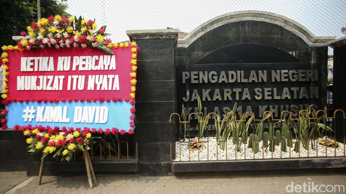 Karangan bunga memenuhi depan Pengadilan Negeri Jakarta Selatan. Karangan bunga dikirimkan saat sidang tuntutan Mario Dandy.