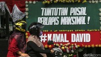 Karangan bunga itu mendukung pengadilan untuk tuntutan pasal berlapis terkait kasus Mario Dandy. 