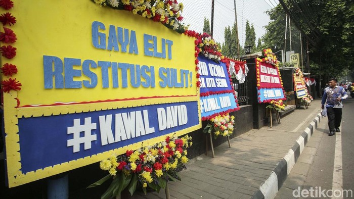 Mario Dandy Disidang, PN Jaksel Penuh Karangan Bunga Karangan bunga memenuhi depan Pengadilan Negeri Jakarta Selatan. Karangan bunga dikirimkan saat sidang tuntutan Mario Dandy.
