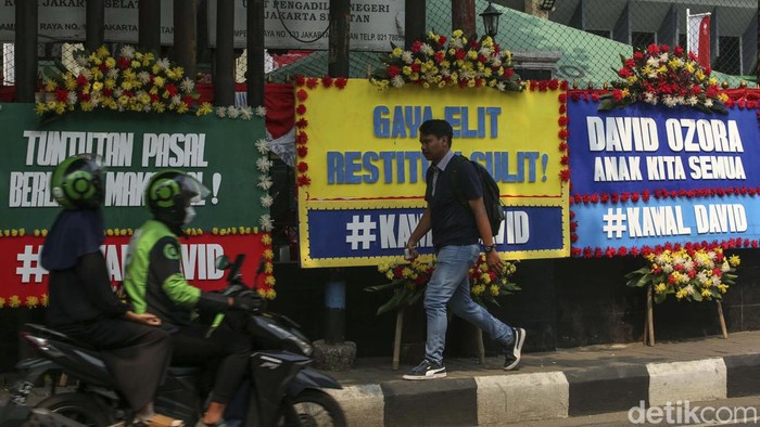 Karangan bunga memenuhi depan Pengadilan Negeri Jakarta Selatan. Karangan bunga dikirimkan saat sidang tuntutan Mario Dandy.