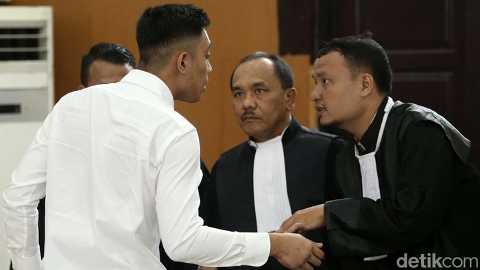 Mario Dandy Dituntut 12 Tahun Penjara Jaksa menuntut Mario Dandy Satriyo dihukum 12 tahun penjara dalam kasus penganiayaan Cristalino David Ozora.Mario dinilai tidak manusiawi dan sadis.