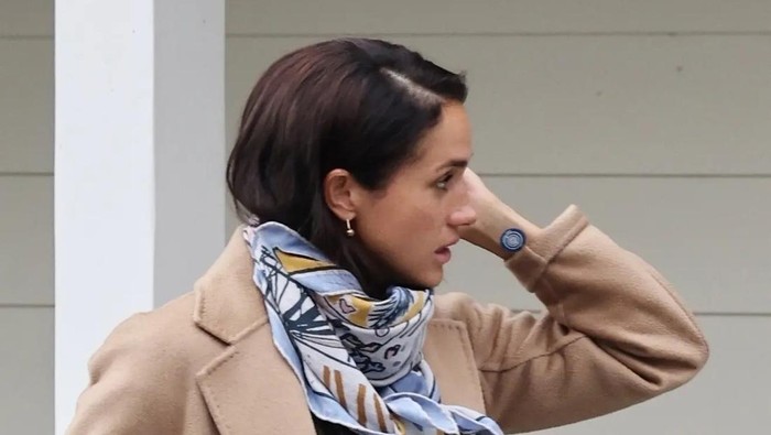 Meghan Markle pakai gelang anti-stres.