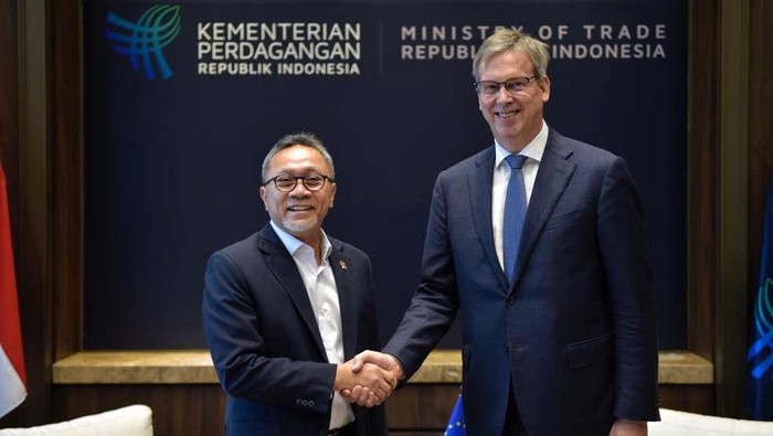 Mendag Zulhas Terima Kunjungan Pamitan Dubes Uni Eropa Menteri Perdagangan RI Zulkifli Hasan menerima kunjungan pamitan Duta Besar Uni Eropa untuk Indonesia dan Brunei Darussalam, H.E. Vincent Piket, beserta rombongan, di Ruang Tamu Mendag, Jakarta, Selasa (15/8/2023).
