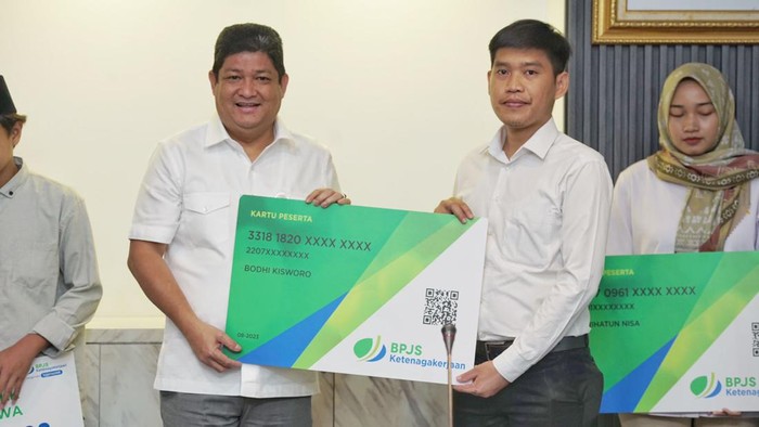 Menteri Agama (Menag) RI Yaqut Cholil Qoumas menyerahkan manfaat perlindungan BPJS Ketenagakerjaan dan beasiswa anak kepada ahli waris petugas haji asal Kabupaten Banyumas, Ahmad Ridlo. Santunan tersebut senilai total Rp 183 juta.