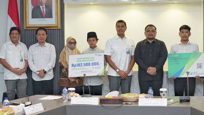 Menteri Agama (Menag) RI Yaqut Cholil Qoumas menyerahkan manfaat perlindungan BPJS Ketenagakerjaan dan beasiswa anak kepada ahli waris petugas haji asal Kabupaten Banyumas, Ahmad Ridlo. Santunan tersebut senilai total Rp 183 juta.