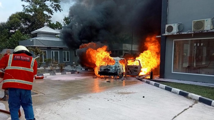 Mobil minibus terbakar di dekat tanki penyimpanan BBM di SPBU di Belitung.
