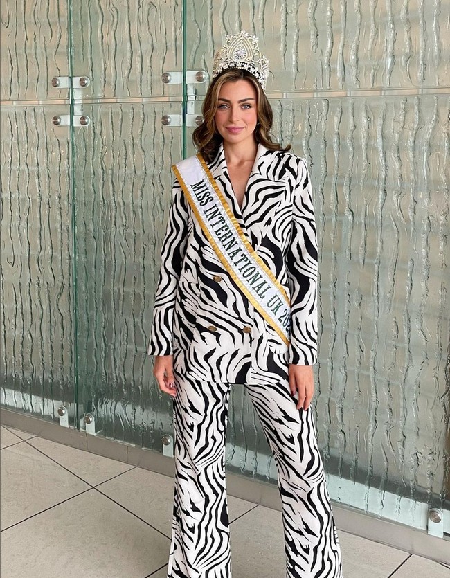 Wanita 23 tahun ini menyabet gelar Miss International UK, lima tahun setelah dia memenangkan Miss England pada 2018. Maka ini jadi kali kedua Alisha menyandang gelar ratu kecantikan. Foto: Instagram/@_lisha_pie