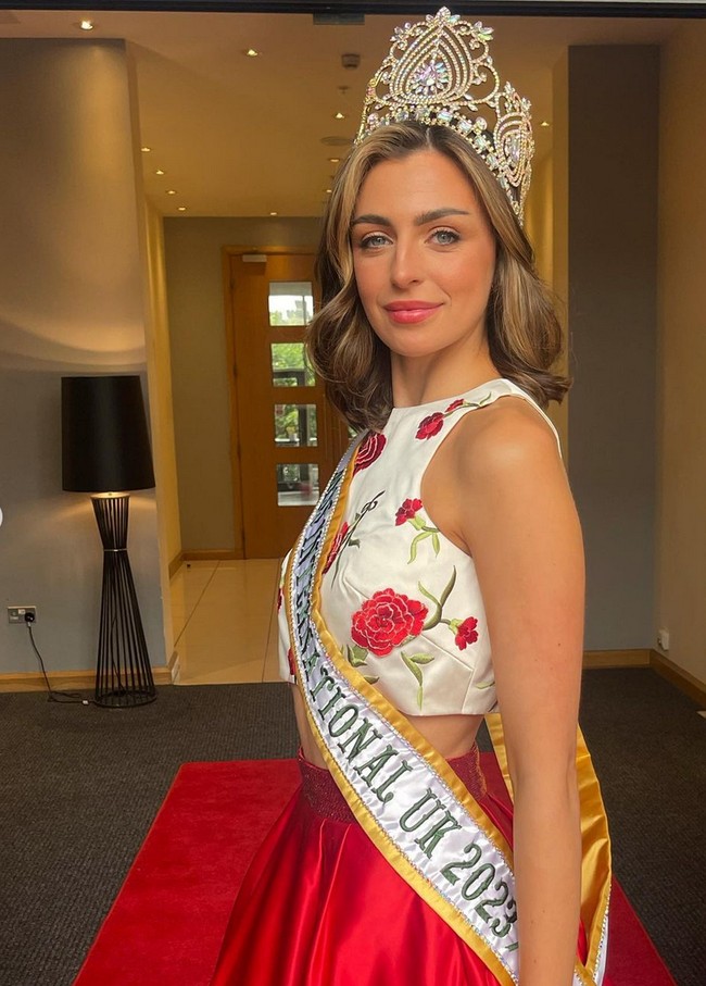 Alisha Cowie menyandang titel Miss International UK 2023 di grand final yang digelar pada Juni. Dia akan mewakili negaranya di ajang Miss International 2023 pada Oktober nanti di Jepang. Foto: Instagram/@_lisha_pie