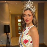 Alisha Cowie menyandang titel Miss International UK 2023 di grand final yang digelar pada Juni. Dia akan mewakili negaranya di ajang Miss International 2023 pada Oktober nanti di Jepang. Foto: Instagram/@_lisha_pie