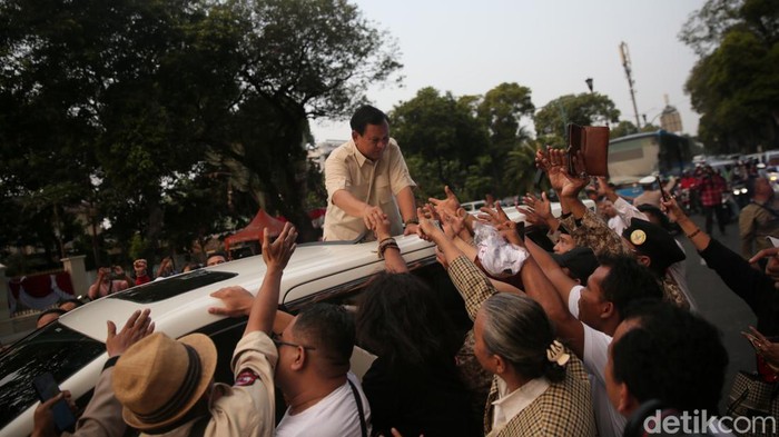 Momen Prabowo Resmikan Rumah Pemenangan Relawan di Menteng Momen Prabowo Resmikan Rumah Pemenangan Relawan di Menteng