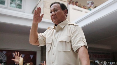Momen Prabowo Resmikan Rumah Pemenangan Relawan di Menteng