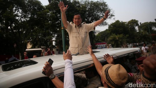 Momen Prabowo Resmikan Rumah Pemenangan Relawan di Menteng