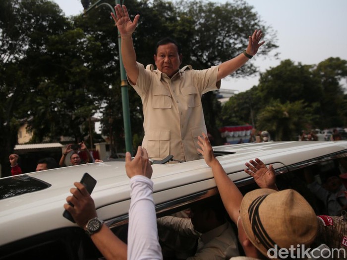 Momen Prabowo Resmikan Rumah Pemenangan Relawan di Menteng
