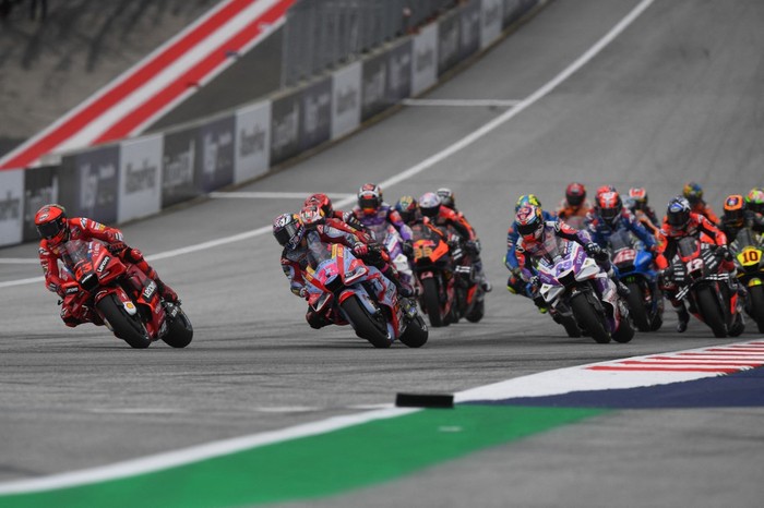 Ducati Lenovos Italian rider Francesco Bagnaia (L) leads after the start of the MotoGP Austrian Grand Prix race at the Redbull Ring racetrack in Spielberg on August 21, 2022. (Photo by VLADIMIR SIMICEK / AFP)