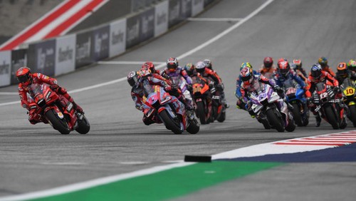 Ducati Lenovos Italian rider Francesco Bagnaia (L) leads after the start of the MotoGP Austrian Grand Prix race at the Redbull Ring racetrack in Spielberg on August 21, 2022. (Photo by VLADIMIR SIMICEK / AFP)